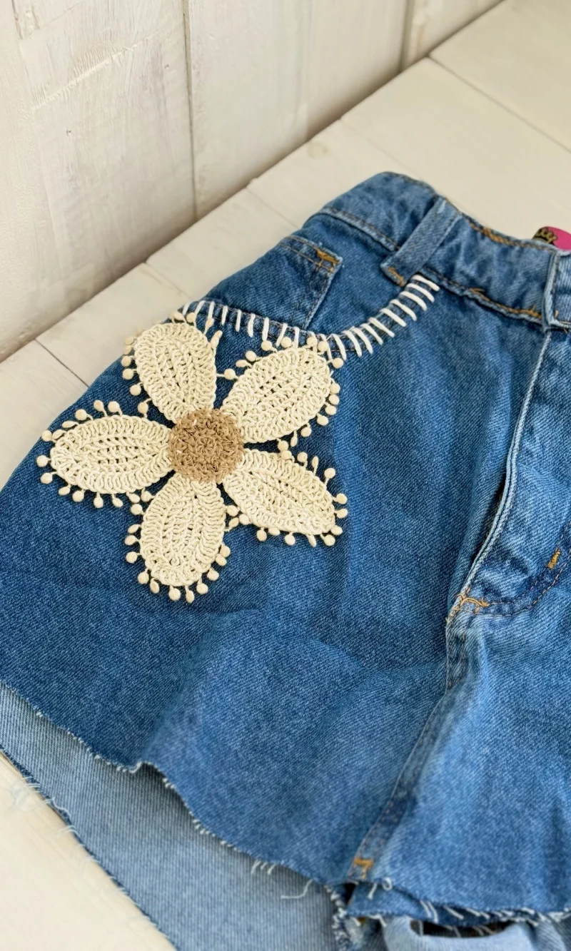b27e3ae7ed0a421dbff477182910ceb4.webp short saia jeans mari bordado com flor