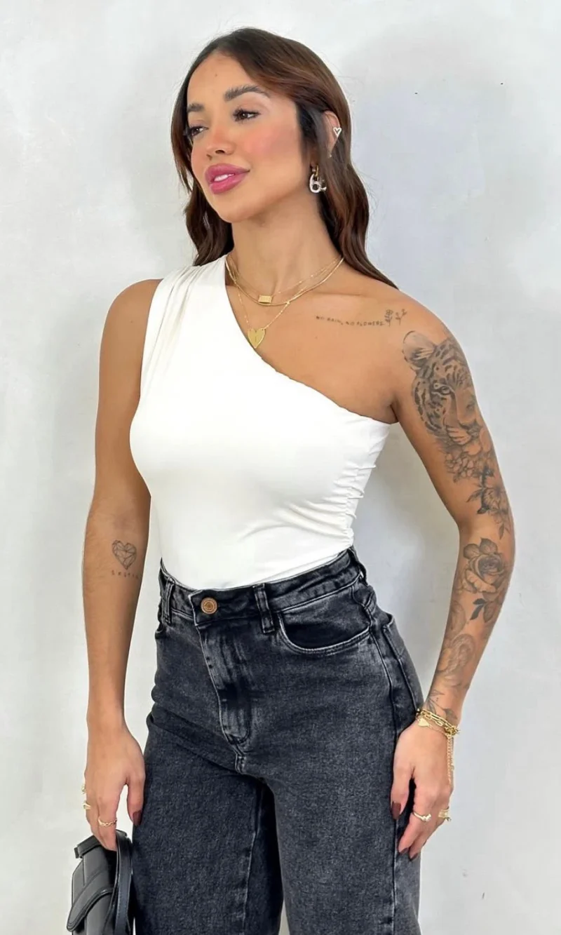 9bb476559cc8464d90176f04b699d774.webp body um ombro drapeado