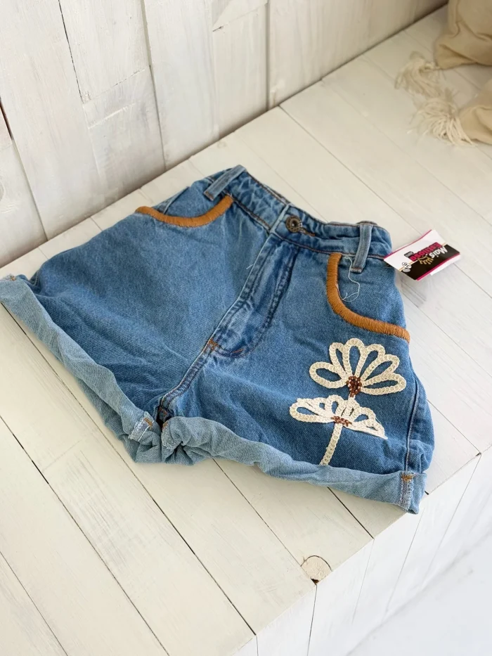 short jeans nanda bordado com flor