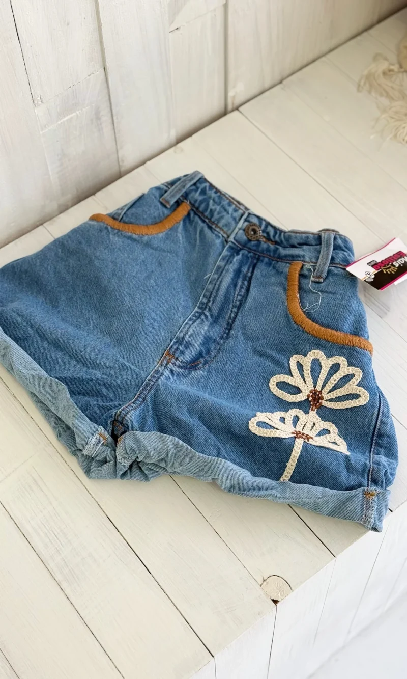 short jeans nanda bordado com flor