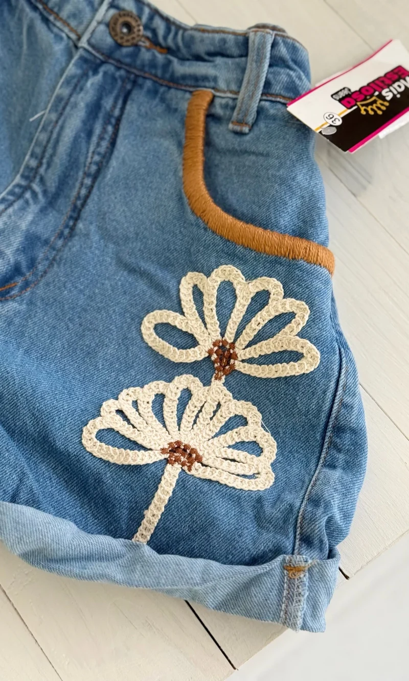 bde04c95688540eb858db1fd5d83a2cb.webp short jeans nanda bordado com flor