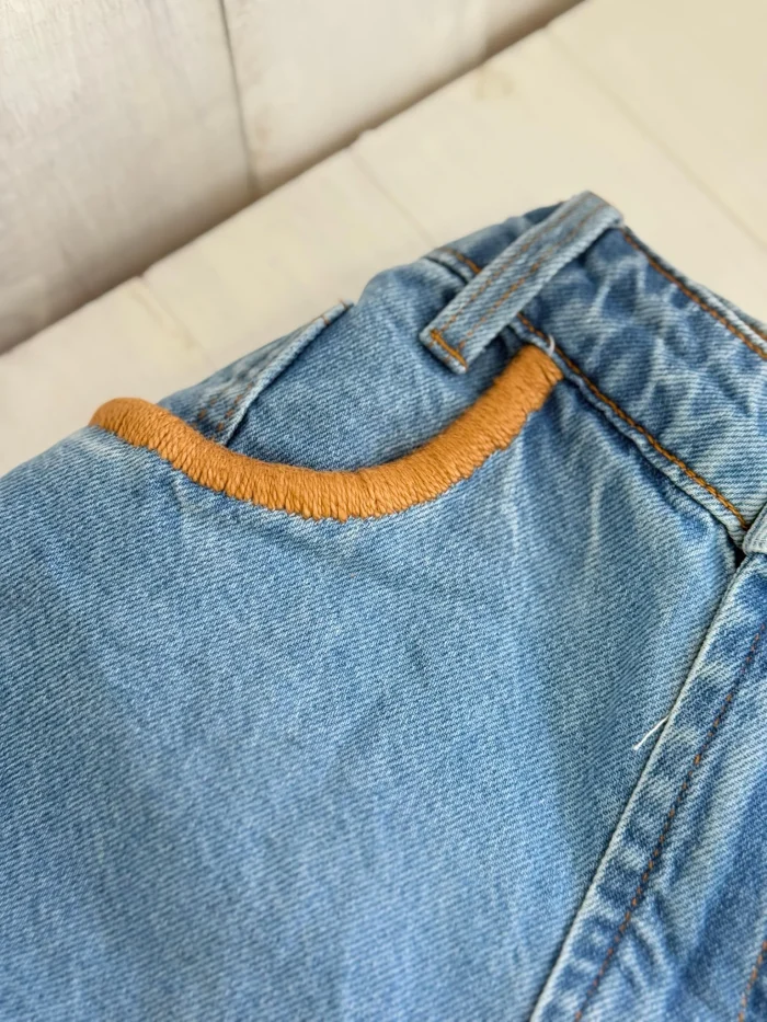 1687daabe29f49418d0a1b4527c6d8fc.webp short jeans nanda bordado com flor