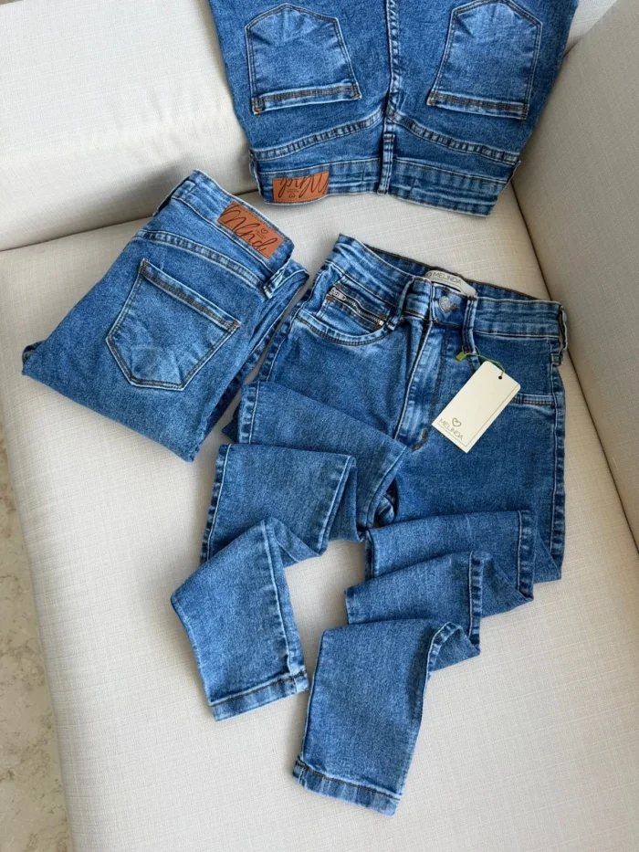 calÇa jeans skinny com detalhe ziper