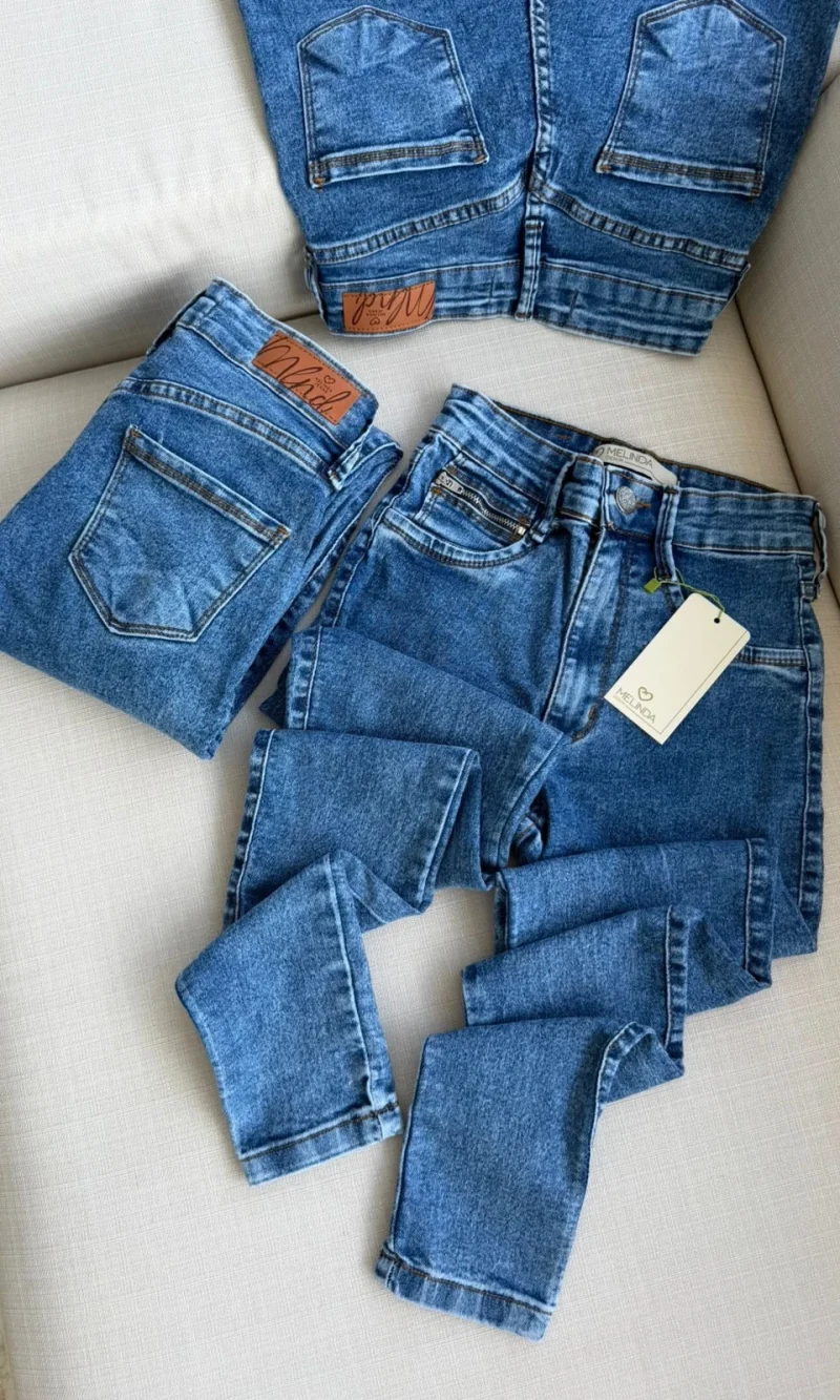 calÇa jeans skinny com detalhe ziper