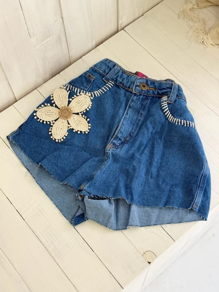 short saia jeans mari bordado com flor