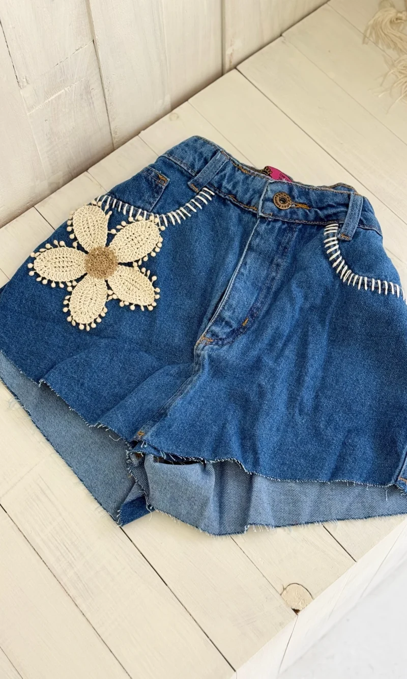 short saia jeans mari bordado com flor