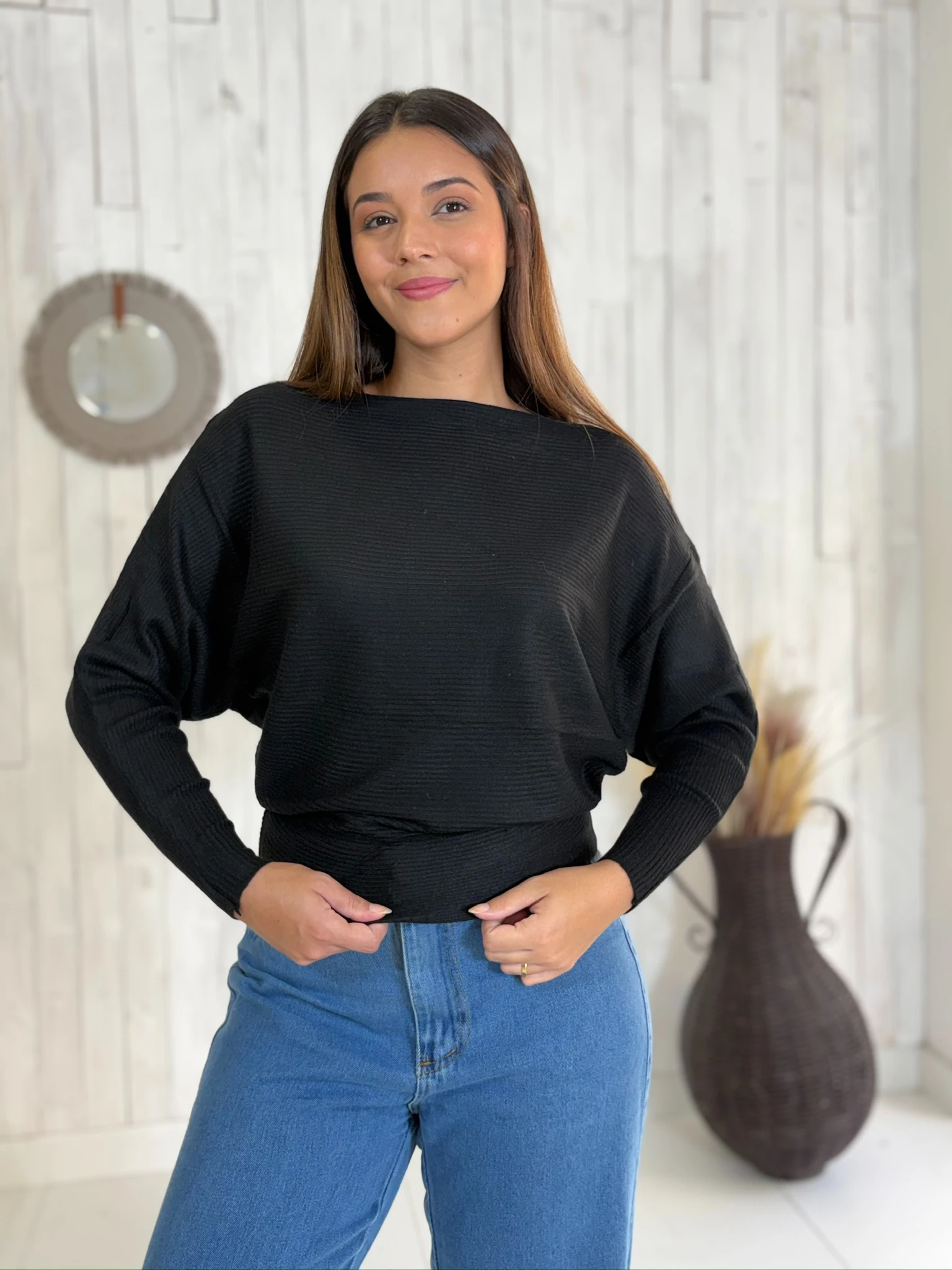 41c4b5d31b691ff78dfa9cbb2215bbd4-img_3973.webp Blusa Mafê - Tricô Modal - Importada