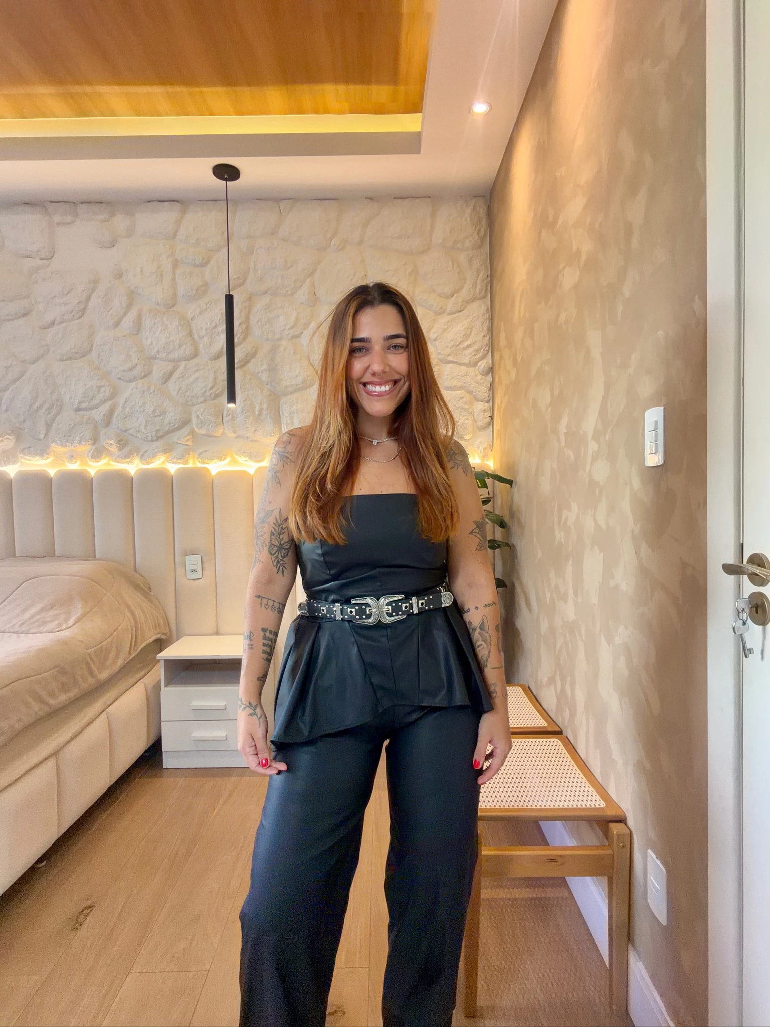 73c78a291f4b453273be099377d57b15-img_6230.webp Conjunto Angelina - Peplum E Wide Leg De Couro