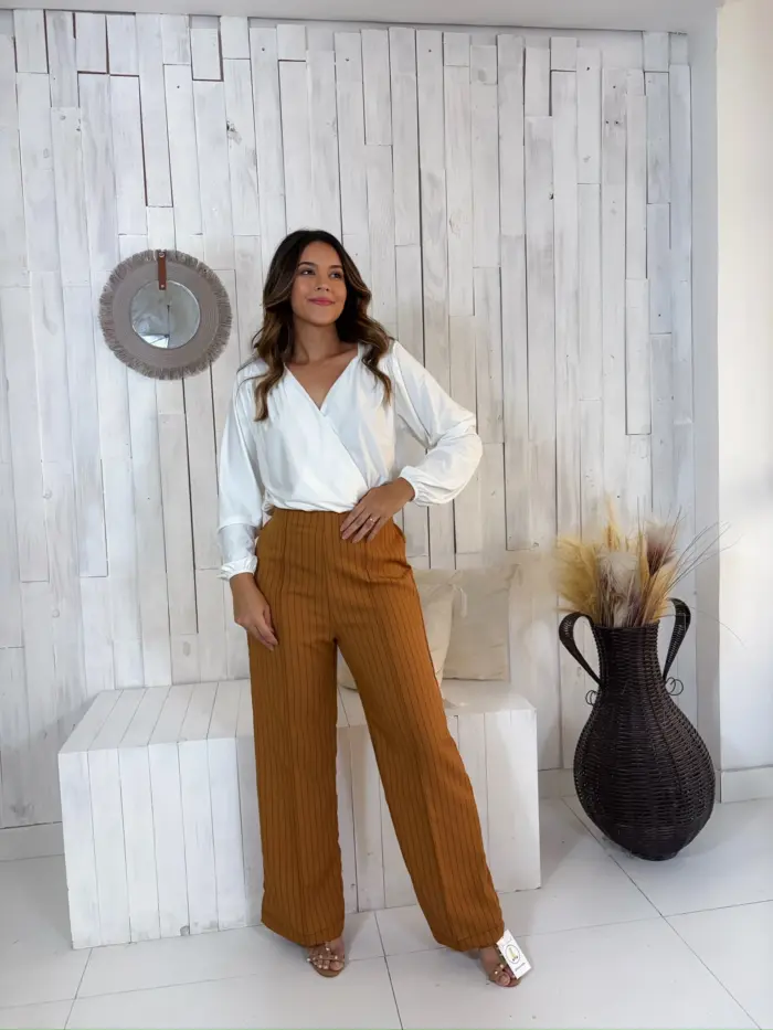 04e13f64c8424f96b3c963e7706a1c93.webp calÇa pantalona maitÊ risca de giz