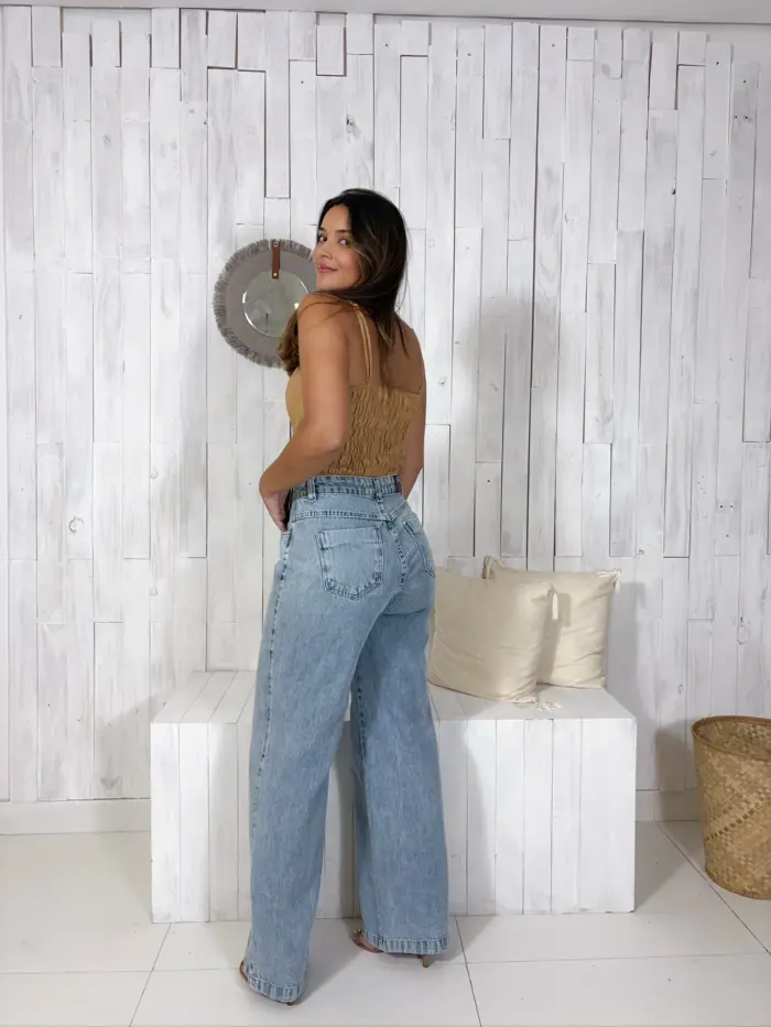 00a40a1dd4144c83b2a8cede26d857fd.webp cropped leandra couro