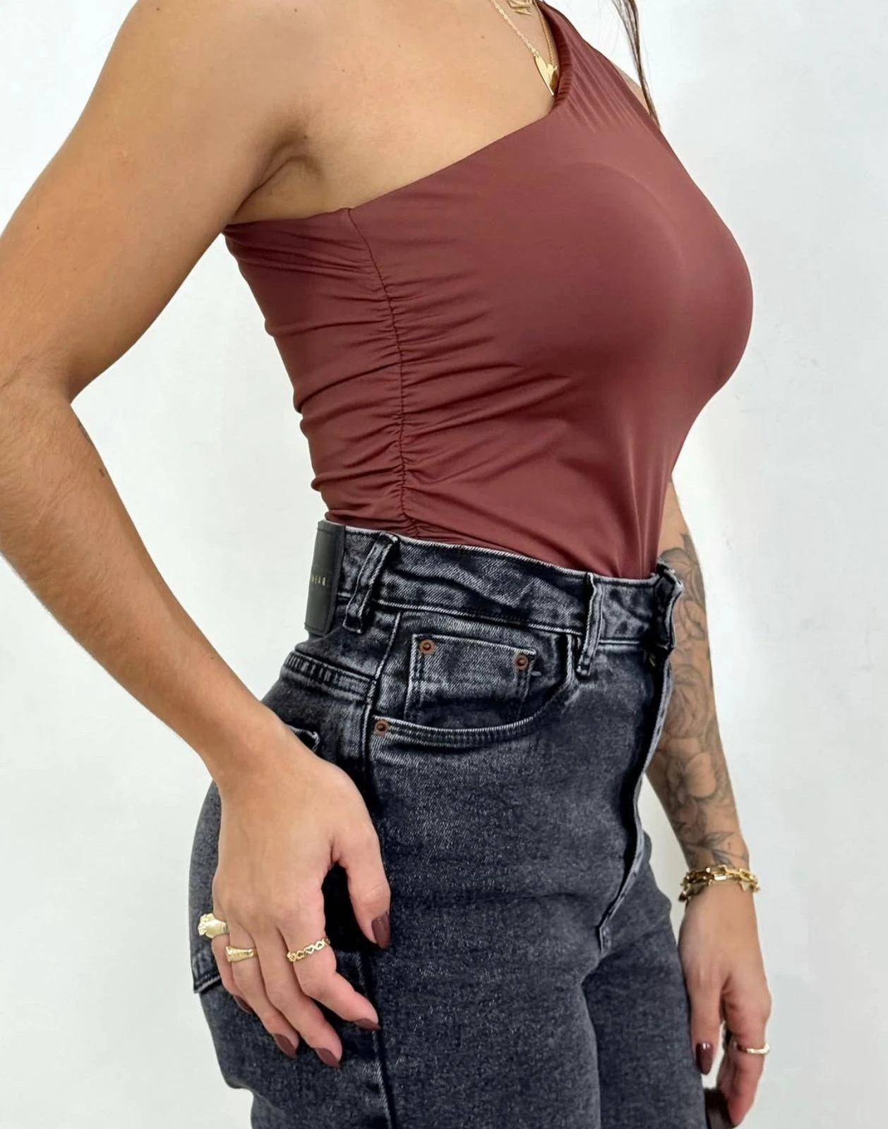 8bbd2f75feb7ae562b7f6bf6f96752eb-c0264e5a-2174-4970-b242-b715d2c3800b.webp Body Um Ombro Drapeado
