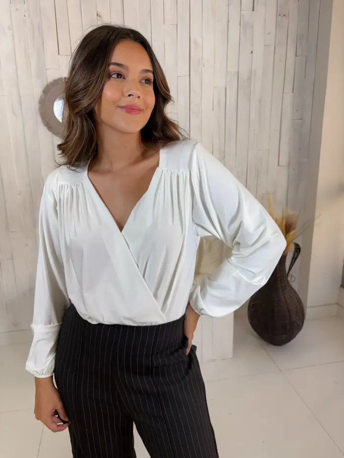 f8eb9982383143378960c52de46b633a.webp cropped ana manga longa