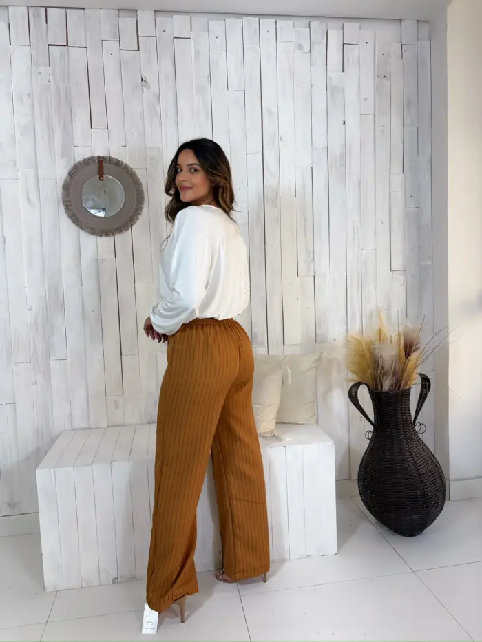 d219deeb1c404fb0ab3744855c8d4190.webp calÇa pantalona maitÊ risca de giz