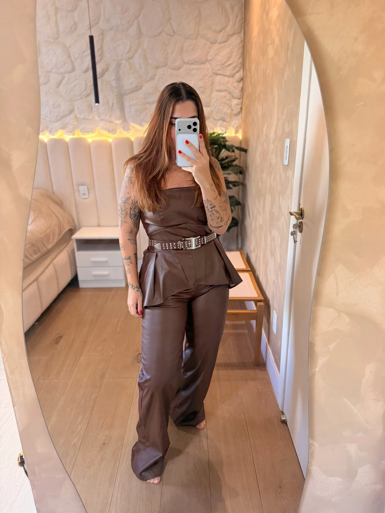 bdcbeea623b35a31c5bfd55d2257257d-img_6053.webp Conjunto Angelina - Peplum E Wide Leg De Couro