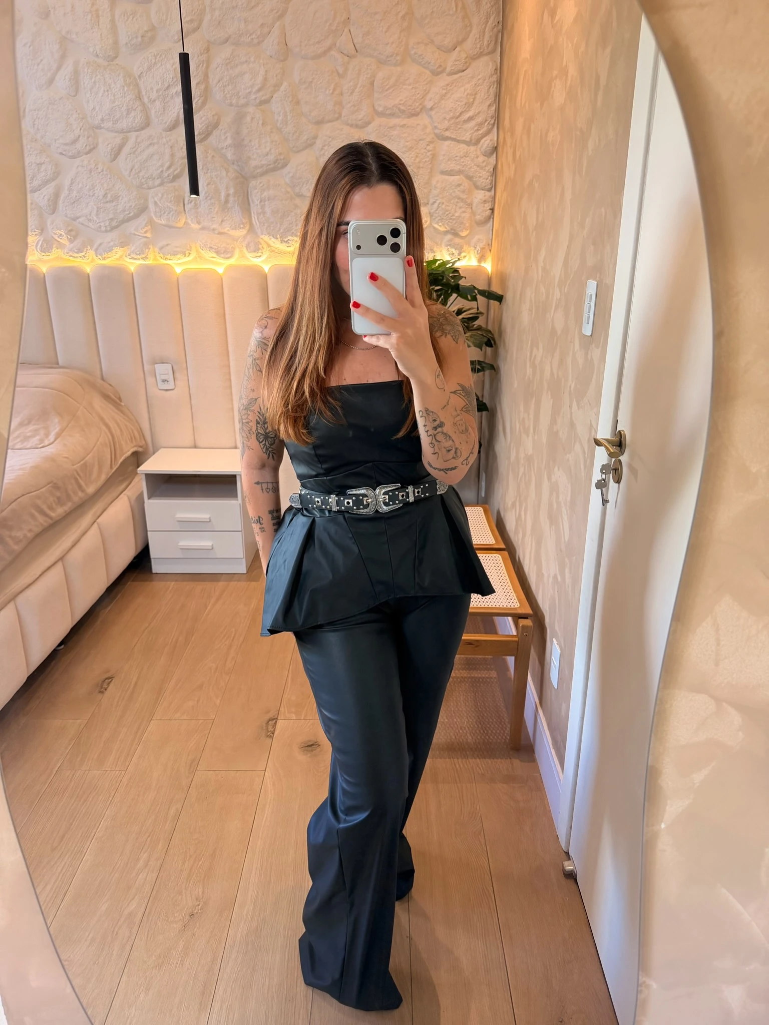 f1d46ecb6acb08d98f2905359d319462-img_6150.webp Conjunto Angelina - Peplum E Wide Leg De Couro