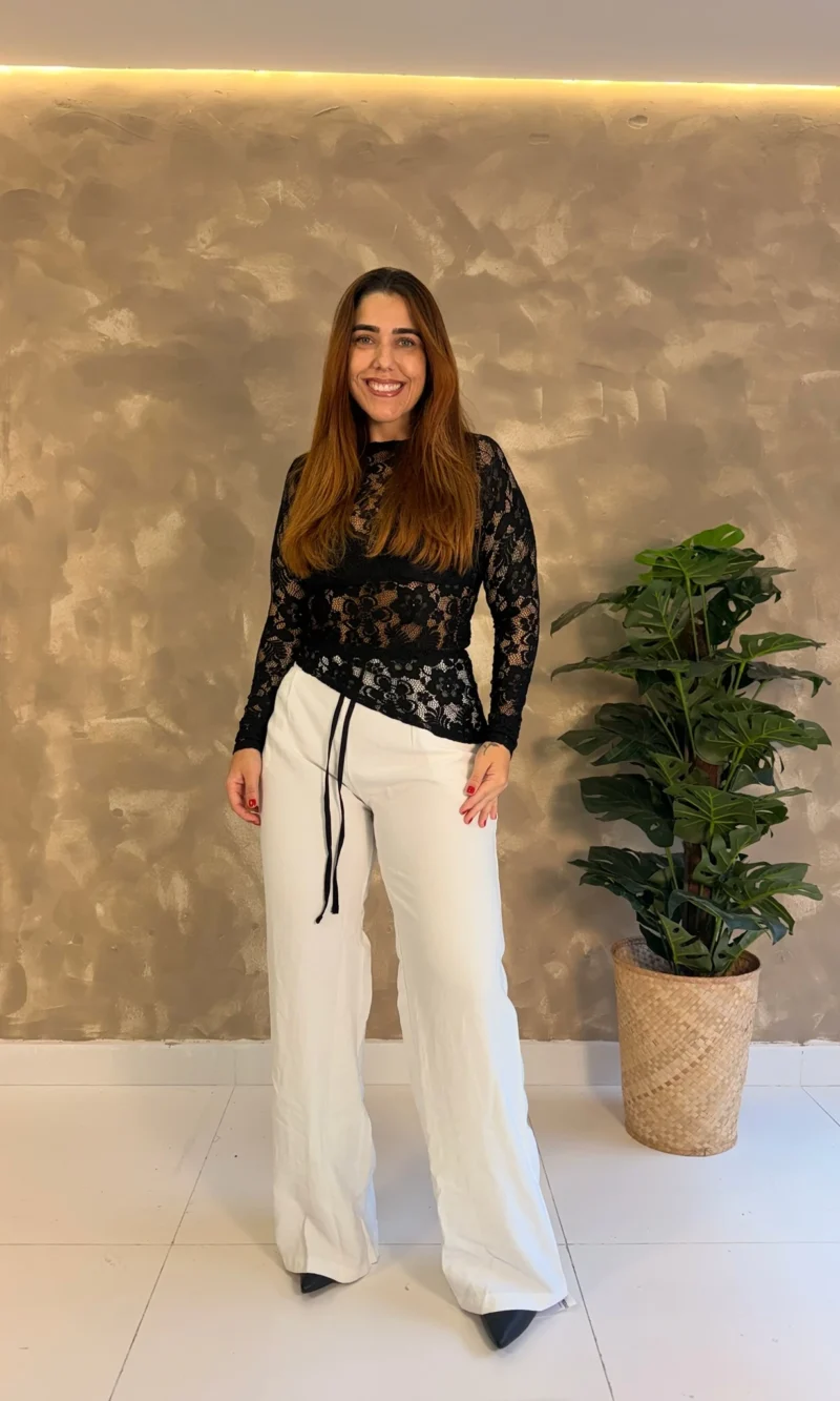 Blusa De Renda Assimétrica