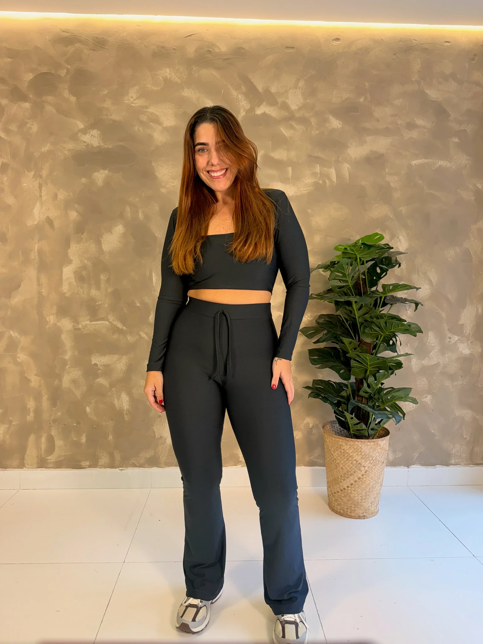 4f4d2b8f0a2898d49faa12a25e07655a-img_0520.webp Conjunto Camile - Cropped E Calça Flare