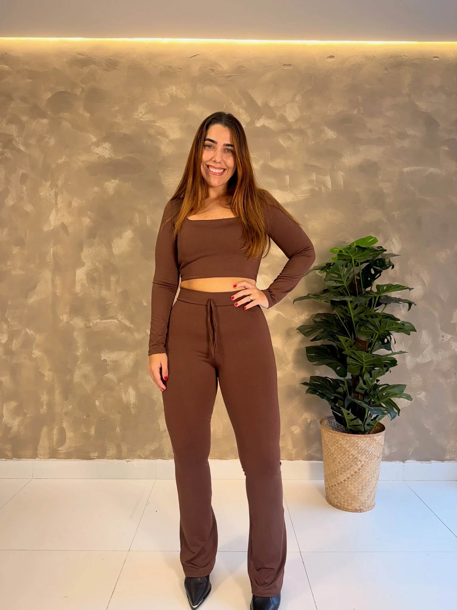 9c672f7038fe28274e7b9eb731b90b51-img_0511.webp Conjunto Camile - Cropped E Calça Flare