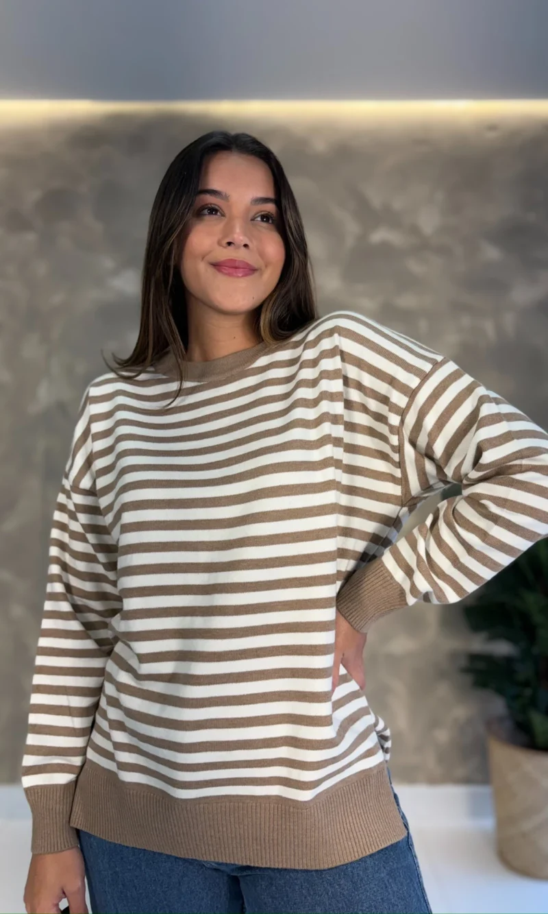 92d2910b23b9ffe9ae7aafcd23565ef1-img_0022.webp Blusa Charlote Listrada - Tricô Modal - Importada