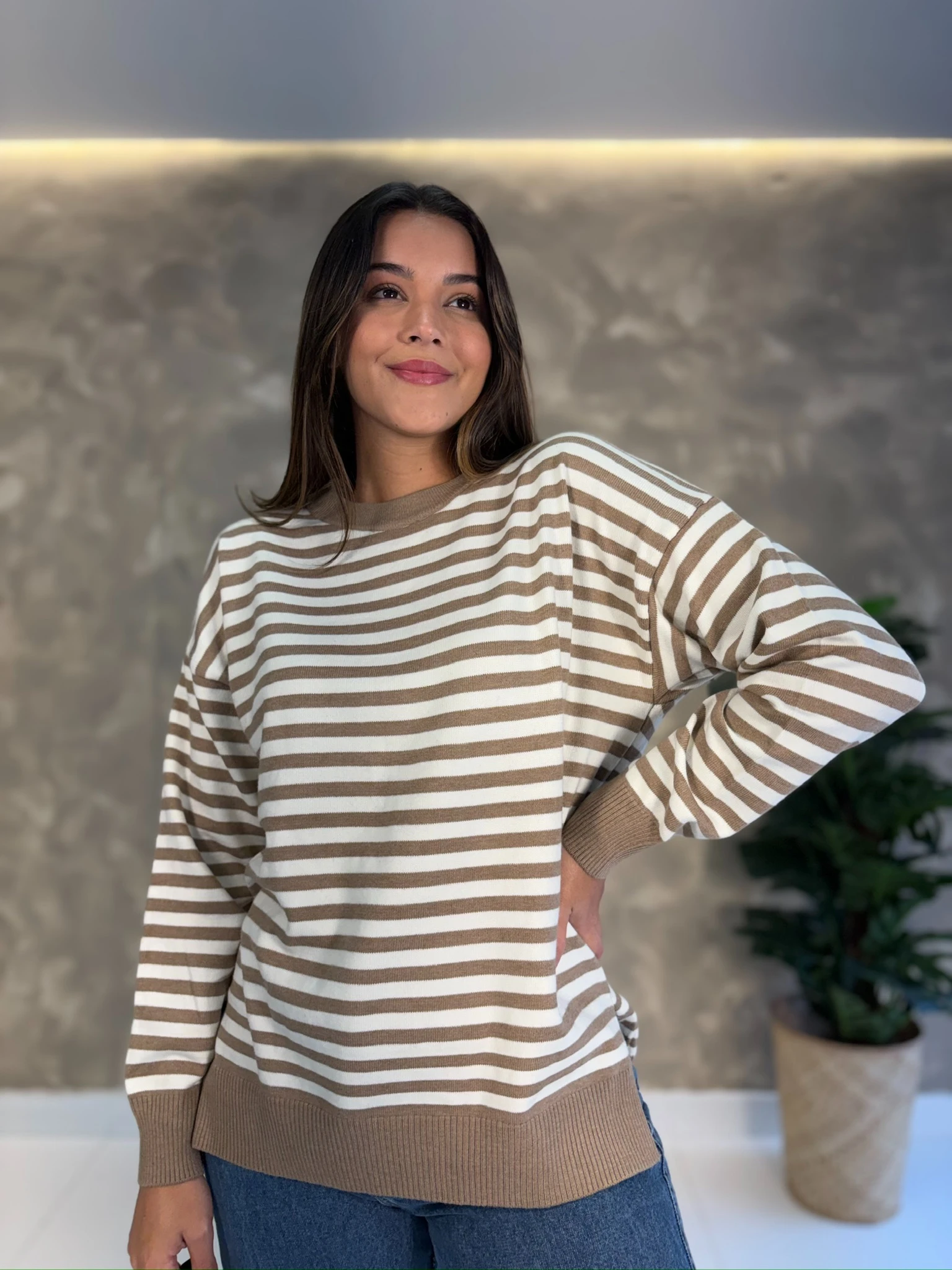 92d2910b23b9ffe9ae7aafcd23565ef1-img_0022.webp Blusa Charlote Listrada - Tricô Modal - Importada