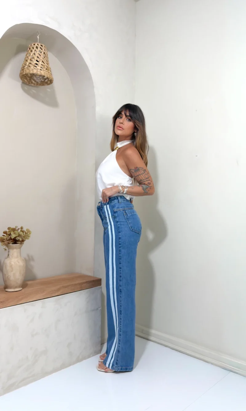 0649bff4b6957ed661629a51f3622126-img_1194.webp Calça Wide Leg Jeans - Listra Lateral
