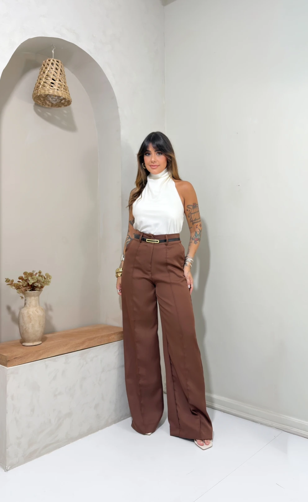 88f5a9b847b8d47d8cf59e73536fce91-img_1200.webp Calça Pantalona Andressa - Alfaiataria